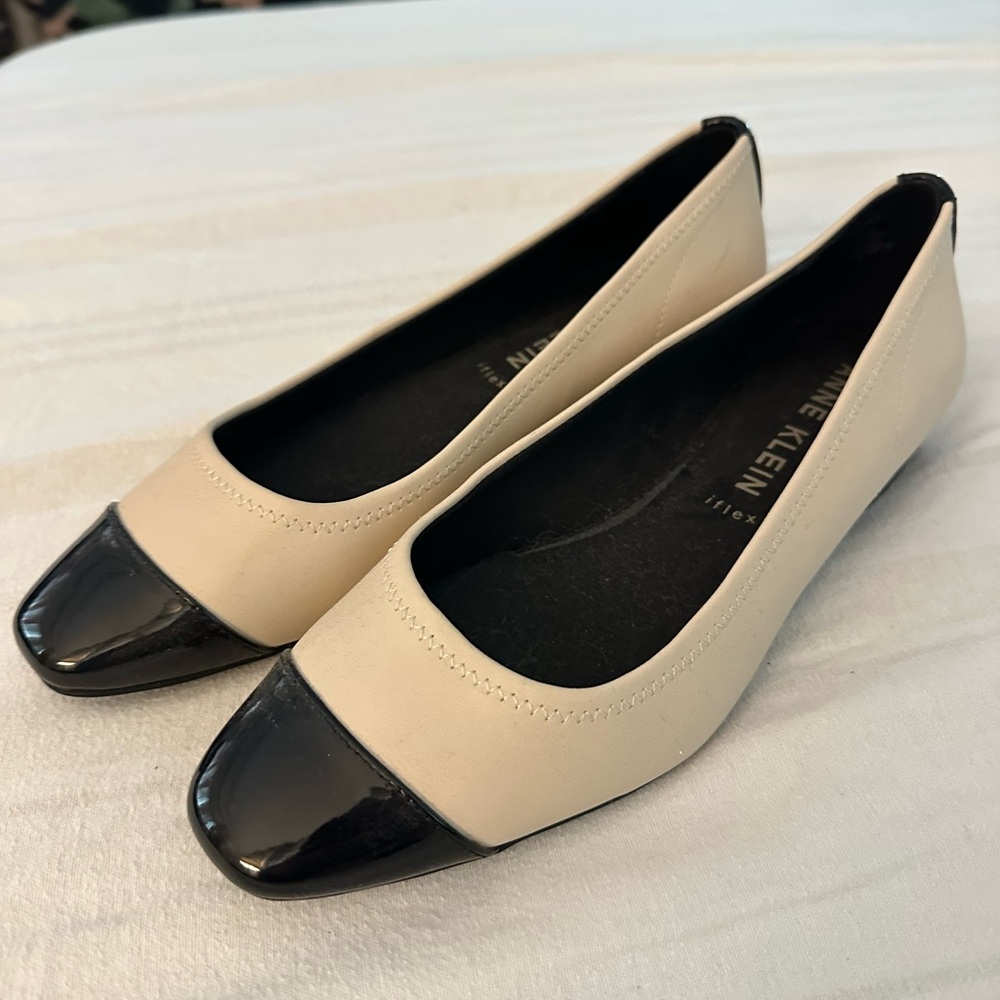 Anne Klein Women's Cream and Black Flats